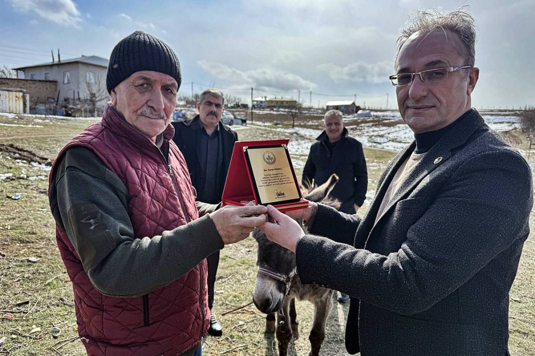 Hikayesi duyulunca Türkiye'nin her yerinden destek yağdı! 72 yaşında, 21 yıldır usanmıyor bıkmıyor 15